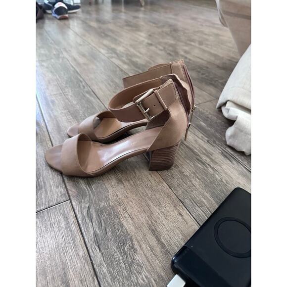 Tommy Hilfiger Neutral Beige Caralee Ankle Strap Block Heel Sandals Size 8 - Picture 2 of 5